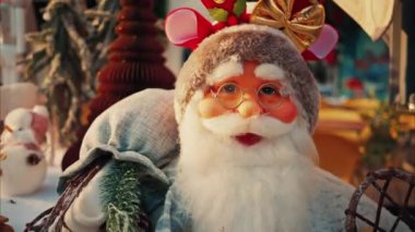 Cannes Noel Pazarı 'ndaki Noel Baba heykelciğine yakın durun.