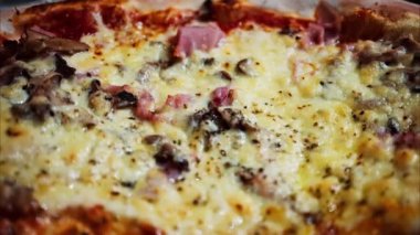 Restorandaki masada jambonlu ve peynirli pizzayı yakın.