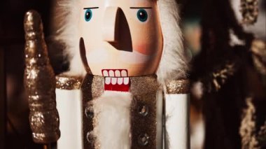 Cannes Noel Pazarı 'nda beyaz ve bej Noel süsleri