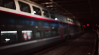 Akşamları Cannes tren istasyonunda hareket eden insanların ve trenlerin görüntüsü bulanık.