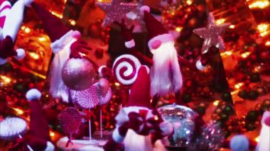 Monte Carlo Kumarhanesi 'nin avlusunda baloncuklar içinde hareket eden birden fazla Noel Baba Noel süsü.