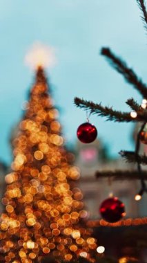 Monaco 'daki Monte Carlo Kumarhanesi' nin önündeki Noel ağacının süslemelerini kapat.