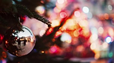 Monaco 'daki Monte Carlo Kumarhanesi' nin önündeki Noel ağacının süslemelerini kapat.