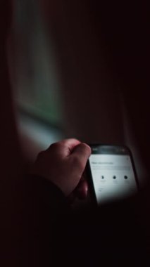 Fransa 'da trende seyahat eden bir adam cep telefonuyla kayıyor