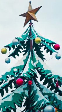Metal dönen Noel ağacının süslemelerini kapat. Dikey