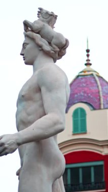Nice, Fransa - 8 Aralık 2024 Massena Meydanı 'ndaki Fontaine du Soleil' de Apollo heykeli. Dikey