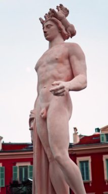 Nice, Fransa - 8 Aralık 2024 Massena Meydanı 'ndaki Fontaine du Soleil' de Apollo heykeli. Dikey