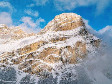 Dolomitler, İtalya 'daki Sassongher Dağı' ndaki kar aracının arka planında mavi gökyüzü olan görüntüsü.