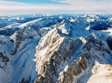 Kuzeydoğu İtalya 'da Dolomitler' deki Marmolada Dağı 'nın arka planında mavi gökyüzü olan hava aracı görüntüsü.