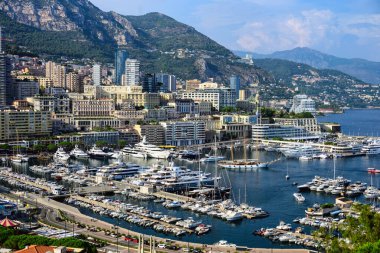 Monaco Monte Carlo binaları ve yazın liman, deniz ve dağlar