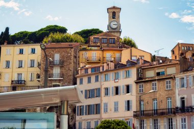 Cannes, Fransa 'da saatli binalar ve kale kulesi