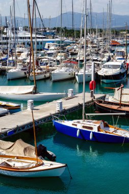 Antibes 'te tekneli liman, denizde yaz günü, beyaz mavi bulutlar.
