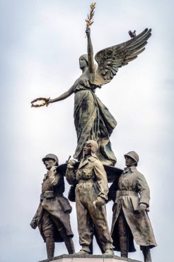 Savaş anıtı Fransa 'nın Cannes belediyesinin önündeki meydanda bulunuyor.