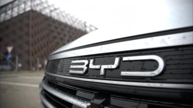 Chisinau, Moldova - 30 Ocak 2025: BYD Destroyer 05 eklenti hibrit elektrikli araba. Yakın çekim logosu