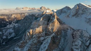 Kış mevsiminde Dolomites Dağları 'nın hava hızındaki zamanlaması. Gün batımında hareket eden bulutlar