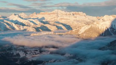 Kış mevsiminde Dolomites Dağları 'nın hava hızındaki zamanlaması. Gün doğumunda hareket eden bulutlar