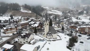 Dolomites dağlarındaki Arabba köyünün hava hızlandırılmış zaman dilimi. Kış mevsimi