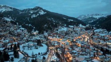 Dolomites dağlarındaki Ortisei köyünün hava hızlandırılmış zaman döngüsü. Kış mevsimi, mavi saat ve gece