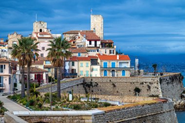 Antibes kalesi ve merkez meydan, deniz kenarındaki palmiye ve kaktüs bahçesi.