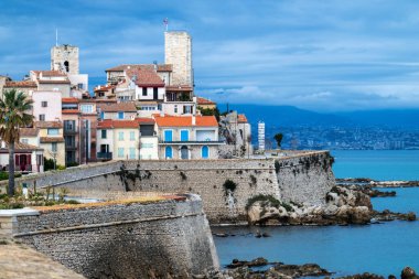 Antibes kalesi ve merkez meydan, deniz kenarındaki palmiye ve kaktüs bahçesi.