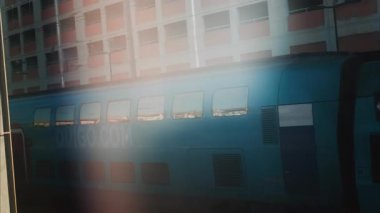 Güzel, Fransa - 24 Kasım 2024: İstasyonda raylarda ilerleyen mavi bir trene yaklaş