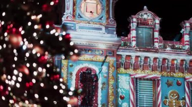 Monte Carlo, Monako - 14 Aralık 2024: Akşamları Noel için dekore edilen Monte Carlo Kumarhanesinin ön manzarası