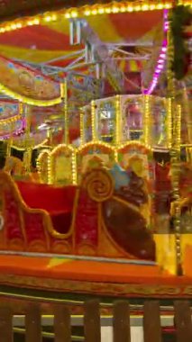 İngiltere, Londra 'da akşam saatlerinde Battersea Elektrik Santrali' nin avlusunda dönen atlı karınca. Dikey