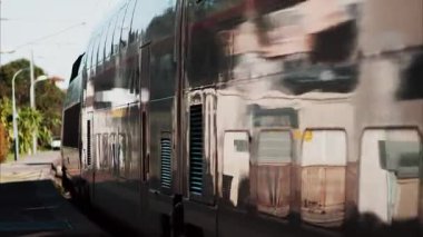 Fransa 'da bir istasyonun yakınındaki raylarda hareket eden bir trene yaklaş.