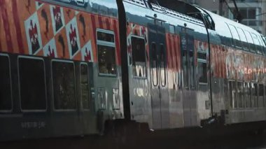 Güzel, Fransa - 24 Kasım 2024: İstasyonun yakınındaki raylarda hareket eden bir trene yaklaş