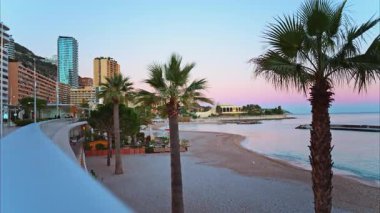 Larvotto, Monako - 14 Aralık 2024: Günbatımında Larvotto Sahili manzarası