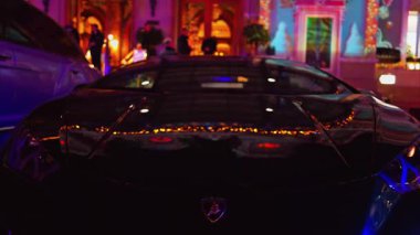Monte Carlo, Monako - 20 Aralık. 2024: Akşamleyin Monte Carlo Kumarhanesi 'nin avlusuna park etmiş siyah bir Lamborghini' ye yaklaş