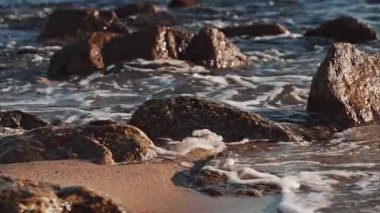 Fransa 'nın Cannes sahilindeki kayalara vuran dalgalara yakın.