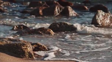 Fransa 'nın Cannes sahilindeki kayalara vuran dalgalara yakın.