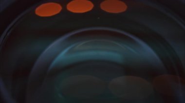 Ahşap bir masanın üzerindeki kamera lensini kapat.