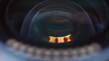 Ahşap bir masanın üzerindeki kamera lensini kapat.