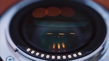 Ahşap bir masanın üzerindeki kamera lensini kapat.