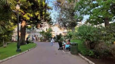 Monte Carlo, Monako - 4 Ekim 2024: İnsanlar Unesco Garden 'da gün ışığında yürüyorlar
