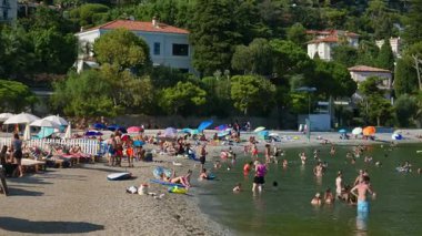 Beaulieu-sur-Mer, Fransa - 5 Temmuz 2024: Petite Afrique Sahili 'nde insanlar yüzüyor ve dinleniyor