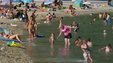 Beaulieu-sur-Mer, Fransa - 5 Temmuz 2024: Petite Afrique Sahili 'nde insanlar yüzüyor ve dinleniyor