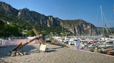 Beaulieu-sur-Mer, Fransa - 5 Temmuz 2024: Gemiler arka planda dağlarla birlikte limana yanaştı