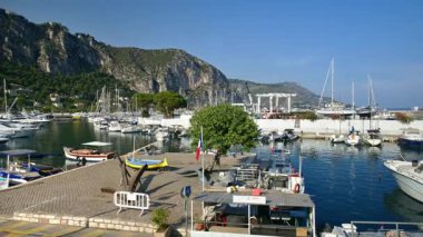 Beaulieu-sur-Mer, Fransa - 5 Temmuz 2024: Gemiler arka planda dağlarla birlikte limana yanaştı