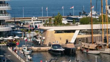 La Condamine, Monaco - 8 Eylül 2024: Monako Limanı 'na yanaşan teknelerin görüntüsü