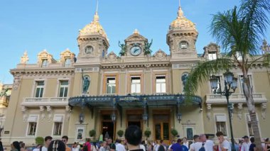 Monte Carlo, Monaco - 4 Ekim 2024: Monte-Carlo Kumarhanesi önünde yürüyen insanlar