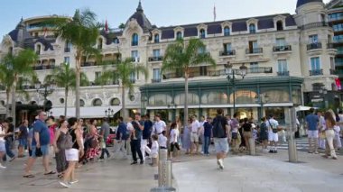 Monte Carlo, Monaco - 4 Ekim 2024: Monte-Carlo Kumarhanesi önünde yürüyen insanlar