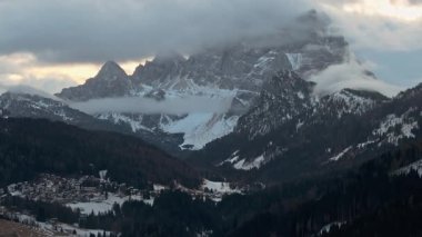 İtalya 'daki Dolomitler tarafından çevrelenmiş Selva di Cadore komününün insansız hava aracı görüntüsü