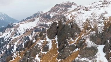 İtalya 'nın Dolomitler kentindeki dağlarda karlı hava aracı görüntüsü