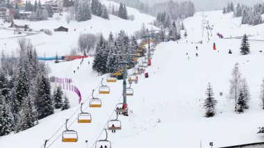 Badia, Corvara 'daki kayak merkezinin insansız hava aracı görüntüsü karla kaplı, Güney Tyrol' da, Dolomitler