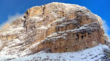 Dolomitler, İtalya 'daki Sassongher Dağı' ndaki kar aracının arka planında mavi gökyüzü olan görüntüsü.