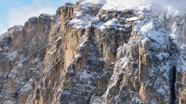 İtalya 'nın Dolomitler kentindeki dağlarda karlı hava aracı görüntüsü