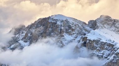 İtalya 'nın Dolomitler kentindeki dağlarda karlı hava aracı görüntüsü